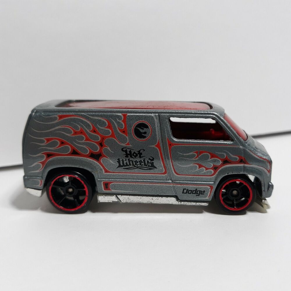 HOT WHEELS CUSTOM '77 DODGE VAN Mattel Die-Cast 2007 Silver with red flames